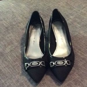 Black kitten pumps